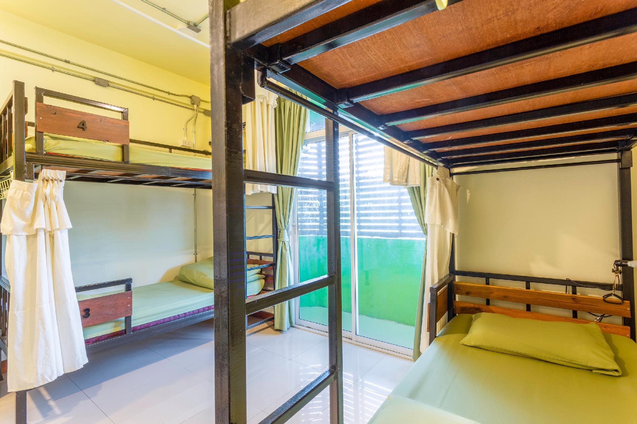 Mixed Dorm, 6 Beds, 3 Bunk Beds