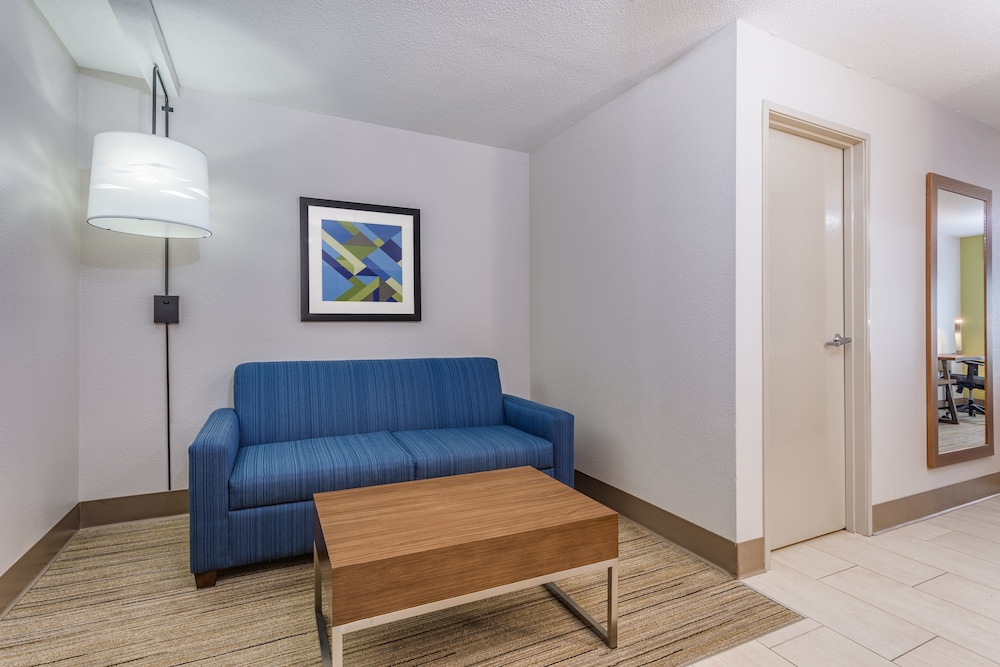 Holiday Inn Express Hotel Suites Scottsburg 43/57