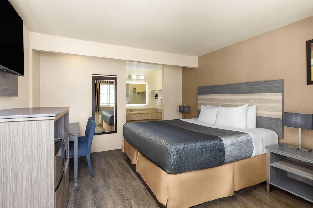 Room, King Bed, Pool Side