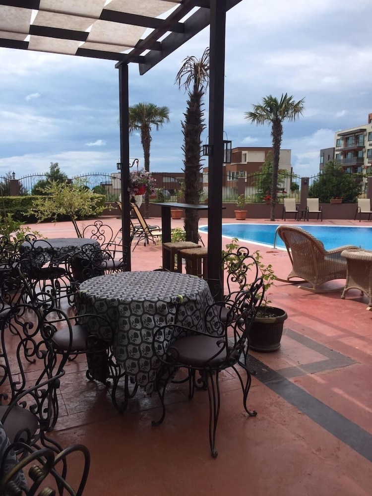 Chateau Del Marina Complex Apartments 11/20