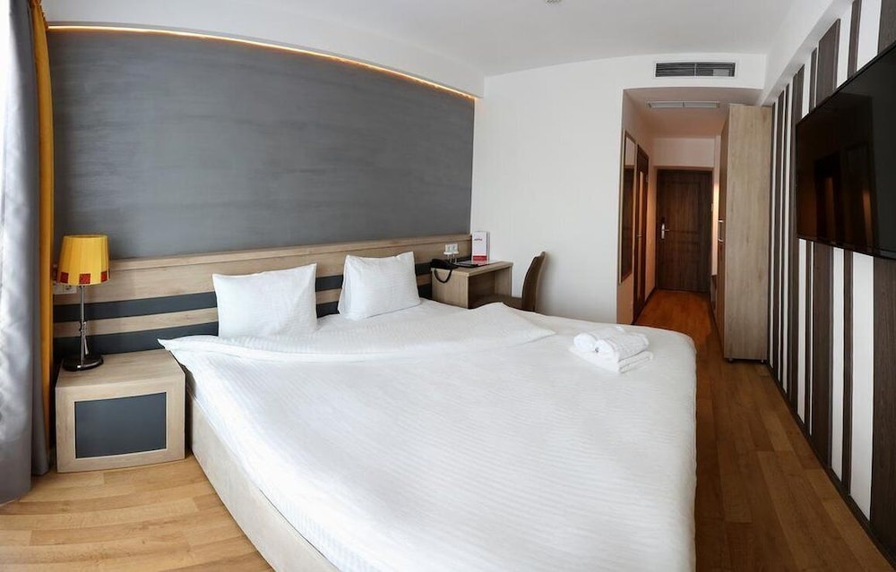 Astra Hotel 12/41