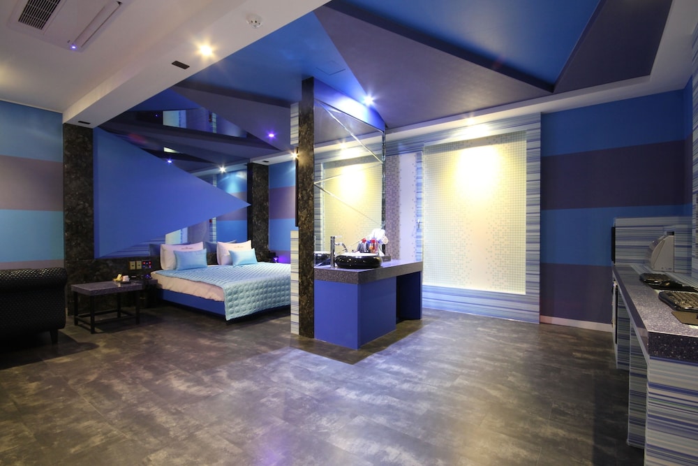 V Hotel 20/44