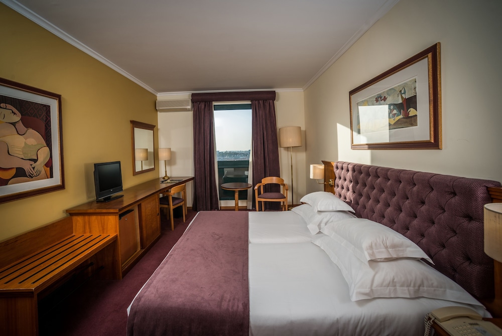 Room, Single, Twin Beds