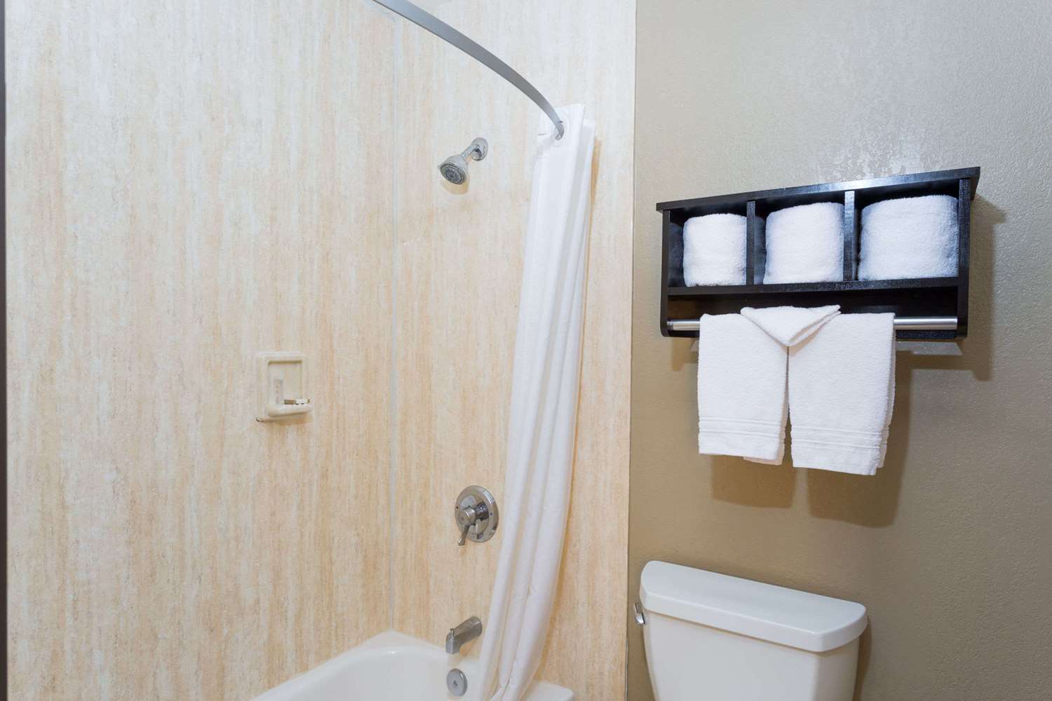 Howard Johnson by Wyndham National City/San Diego South 12/12