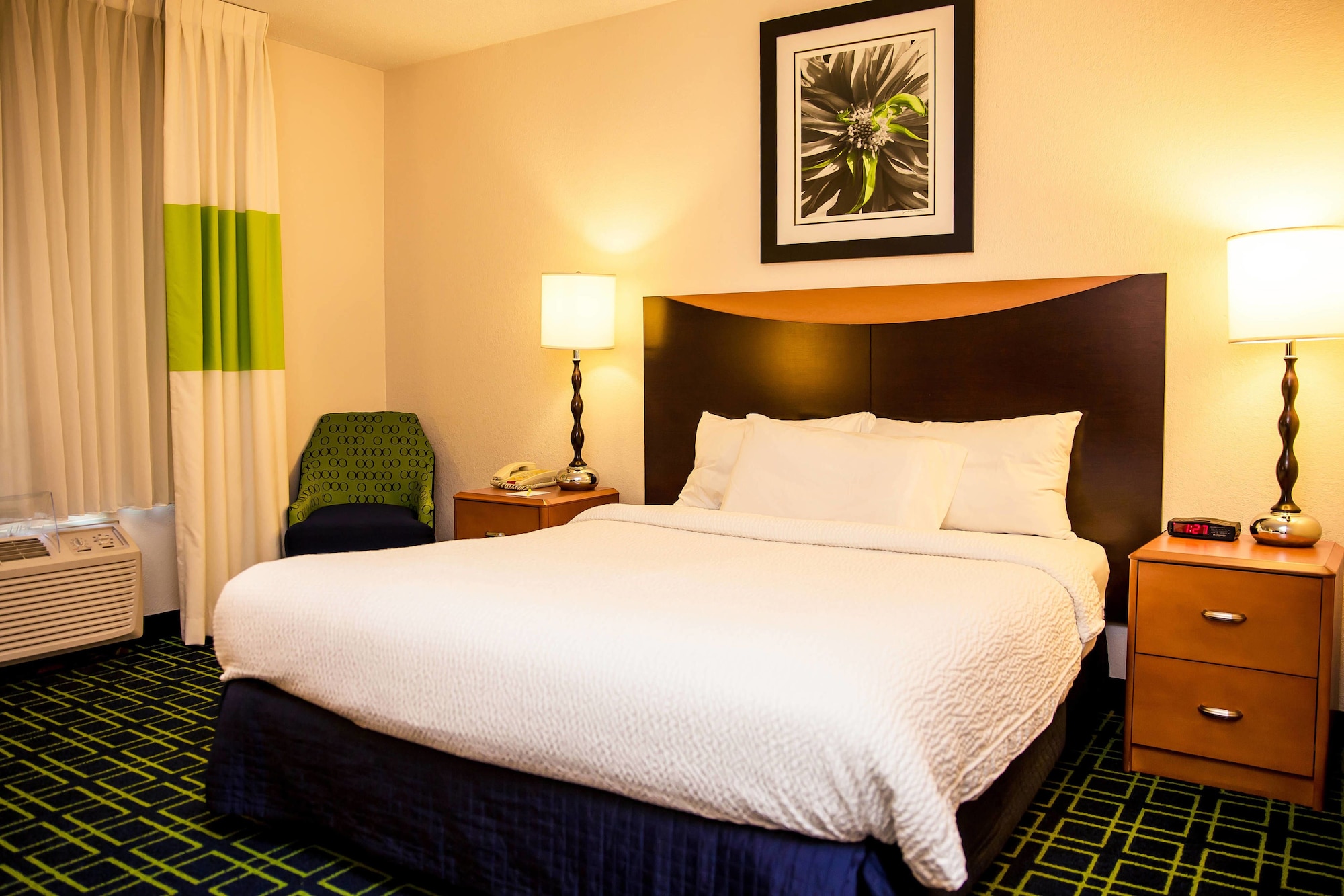 ROOM, QUEEN BED