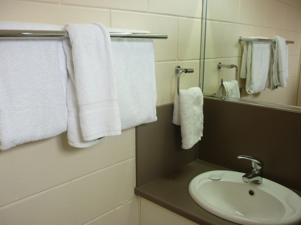 NAMBOUR LODGE MOTEL 32/37