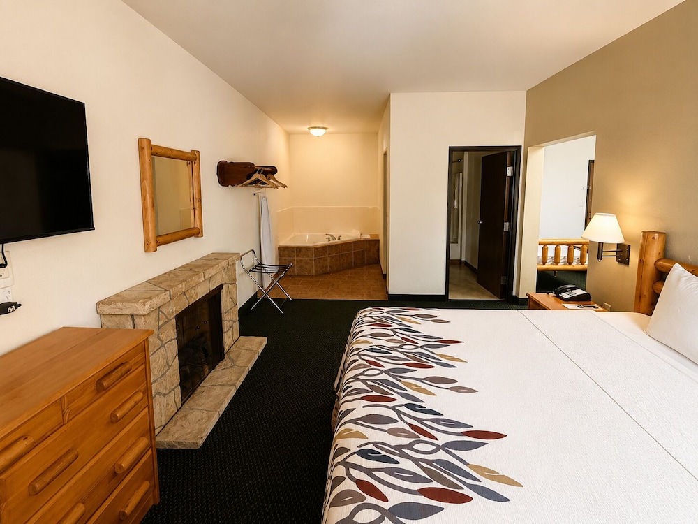 Honeymoon, Suite, King Bed, Jetted Tub, Knights Inn New Florence 2/7