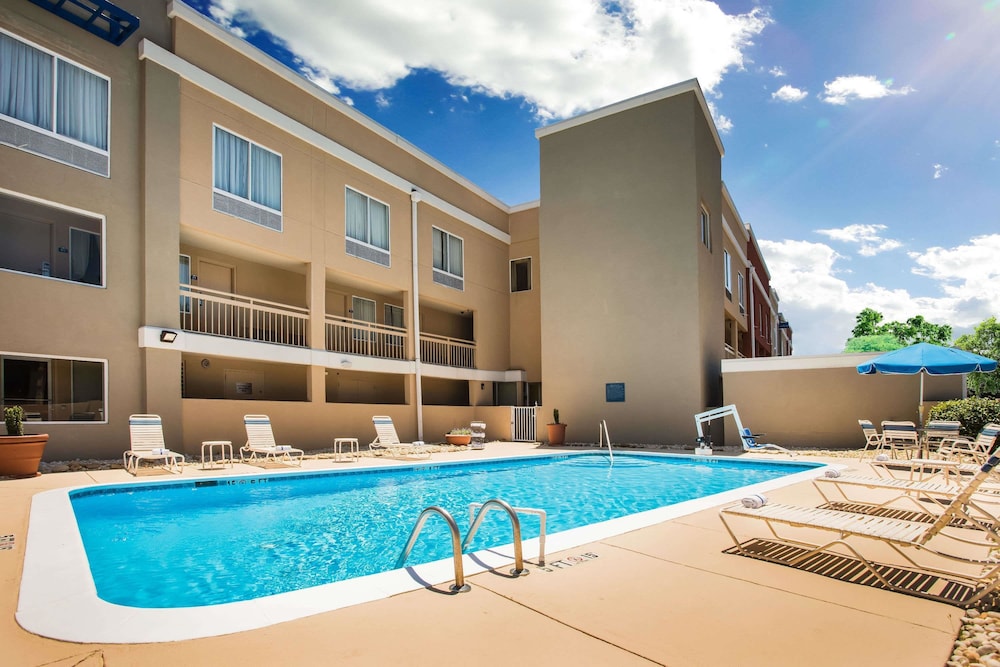 Days Inn by Wyndham Florence Near Civic Center 1/47