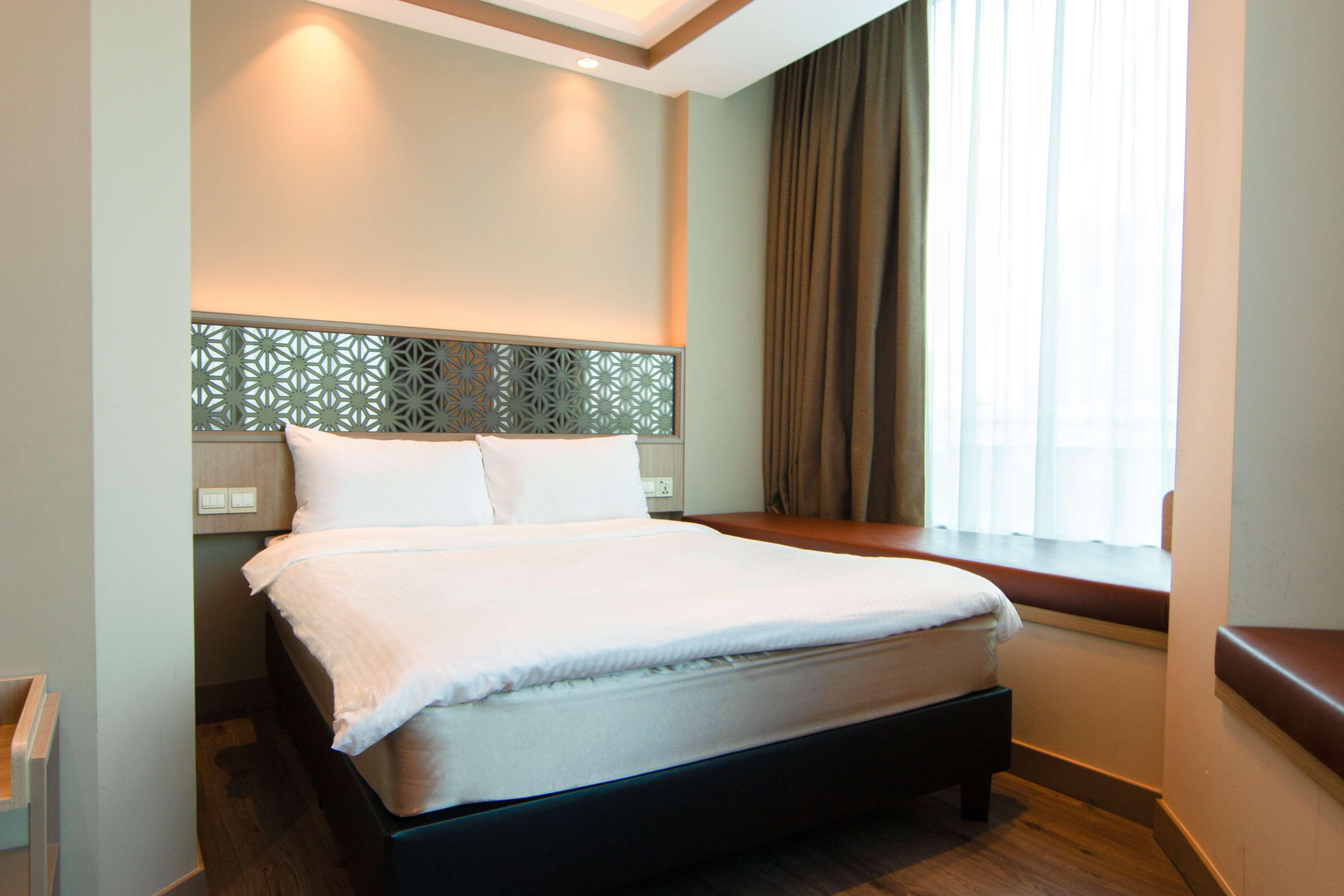 Aqueen Prestige Hotel Jalan Besar 16/42