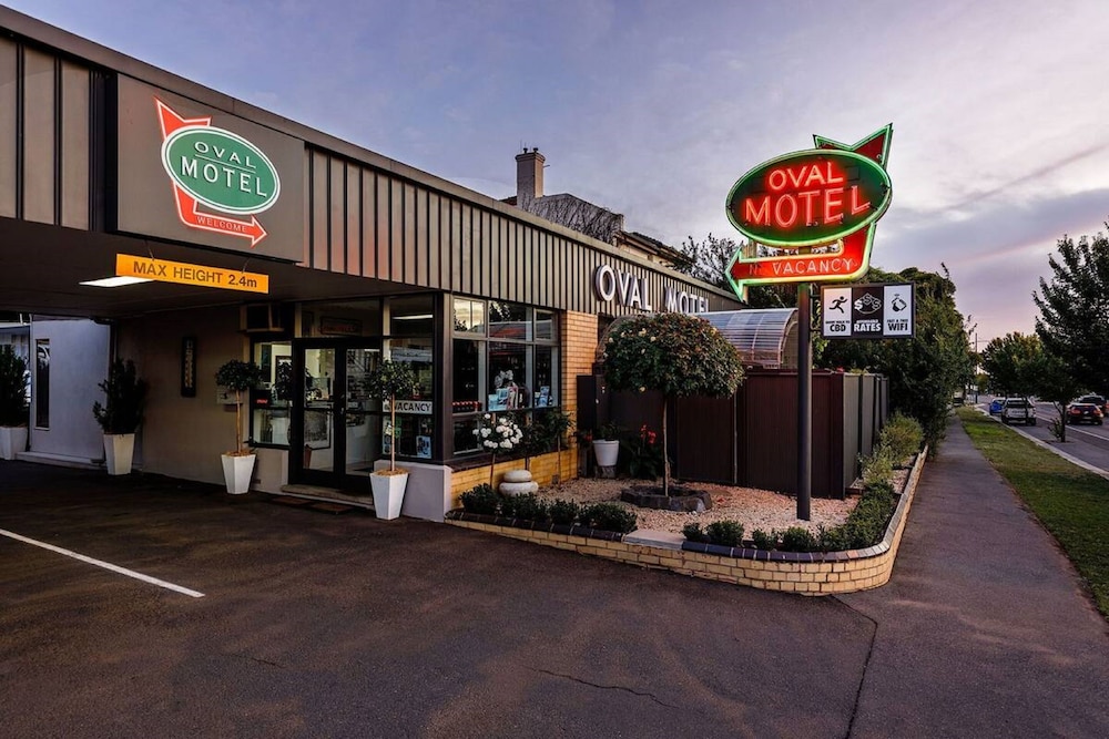 Oval Motel 33/42