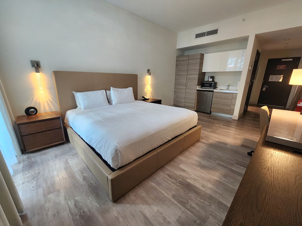 CH Luxury Condos & Studios On The Beach 22/50