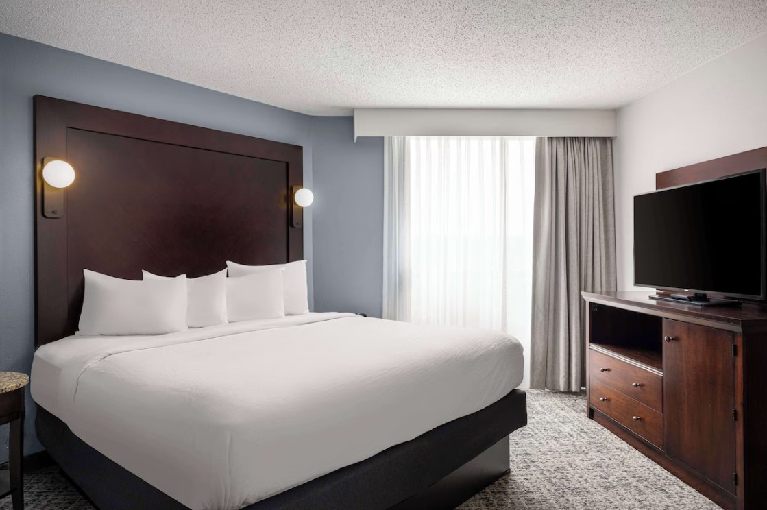 PREMIUM, SUITE, KING BED, ACCESSIBLE