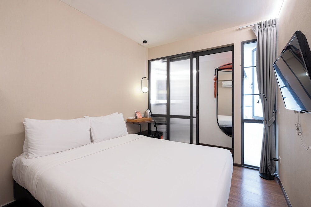 Standard, Queen Bed