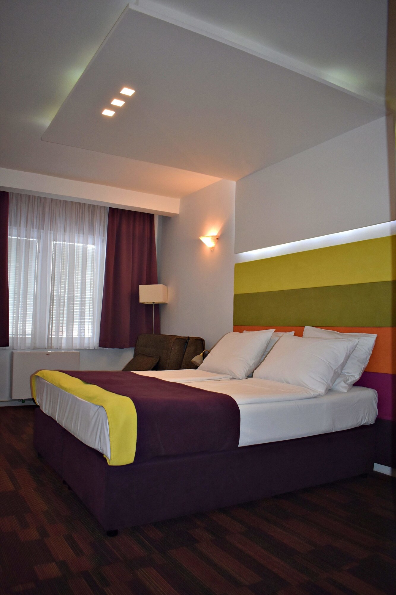 ROOM, SINGLE