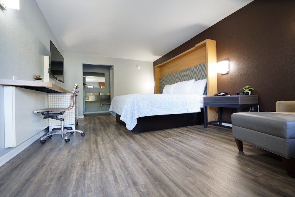 Columbus Inn and Suites 6/28