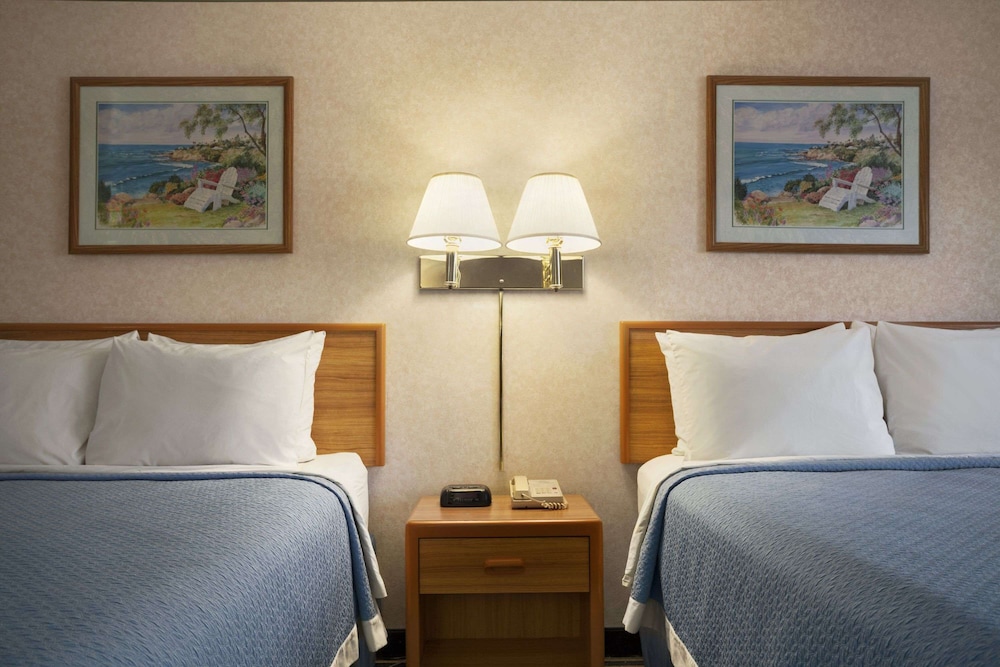 Days Inn By Wyndham Springville 9/44