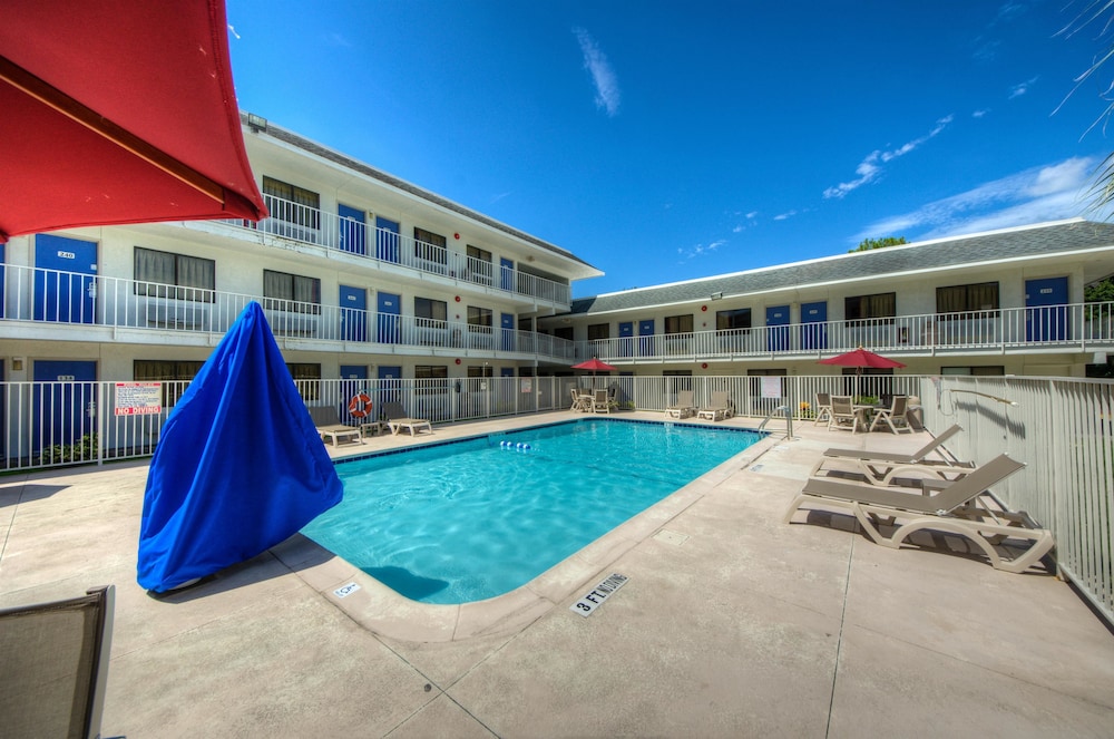 Motel6 Bradenton, FL 51/63