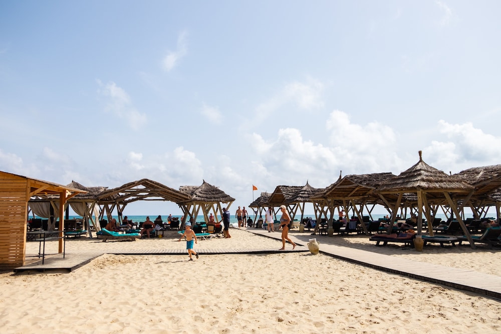 THE ORANGERS BEACH RESORT AND BUNGALOWS 37/43