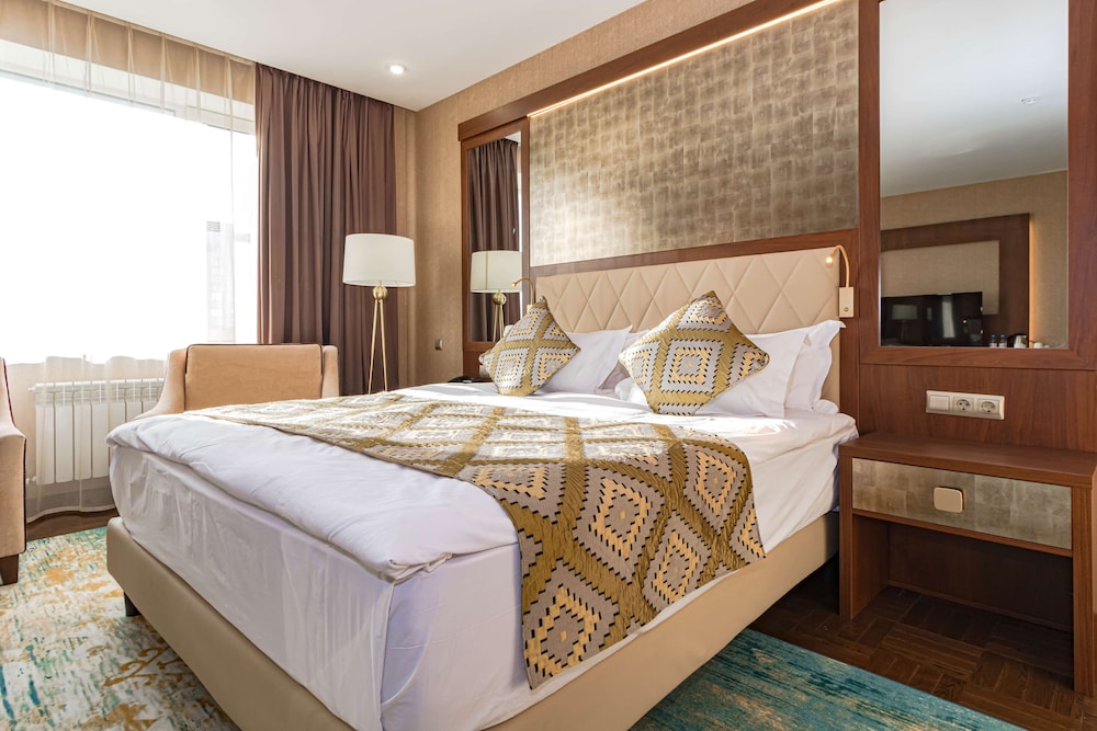JUNIOR SUITE, KING BED