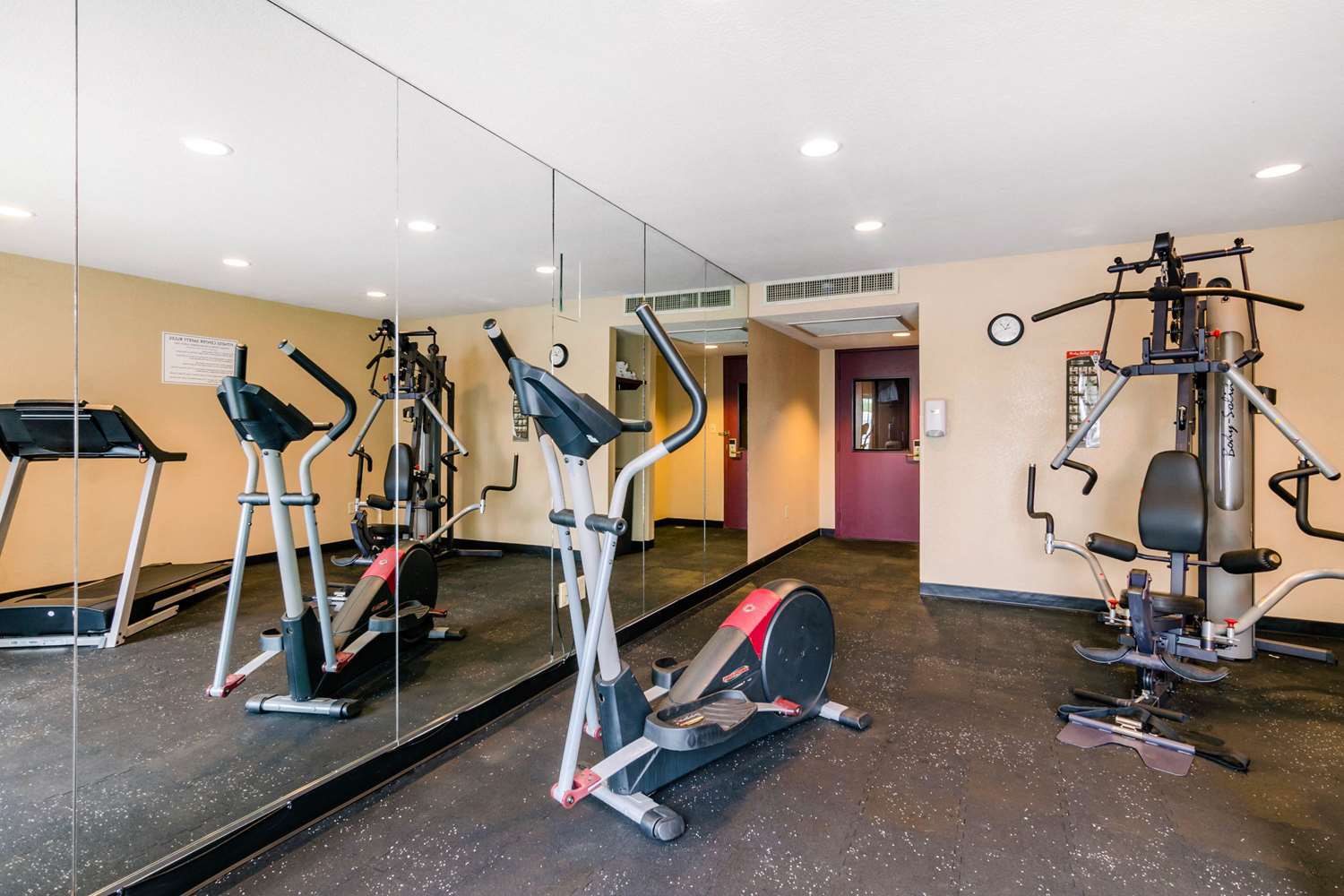 Quality Inn & Suites Carthage near Precious Moments Chapel 26/33