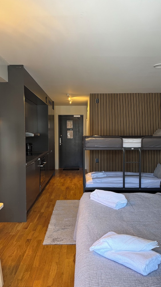 غرفة عائلية بسرير كينج وسرير بطابقين، HOOM Home & Hotel Sollentuna 2/3