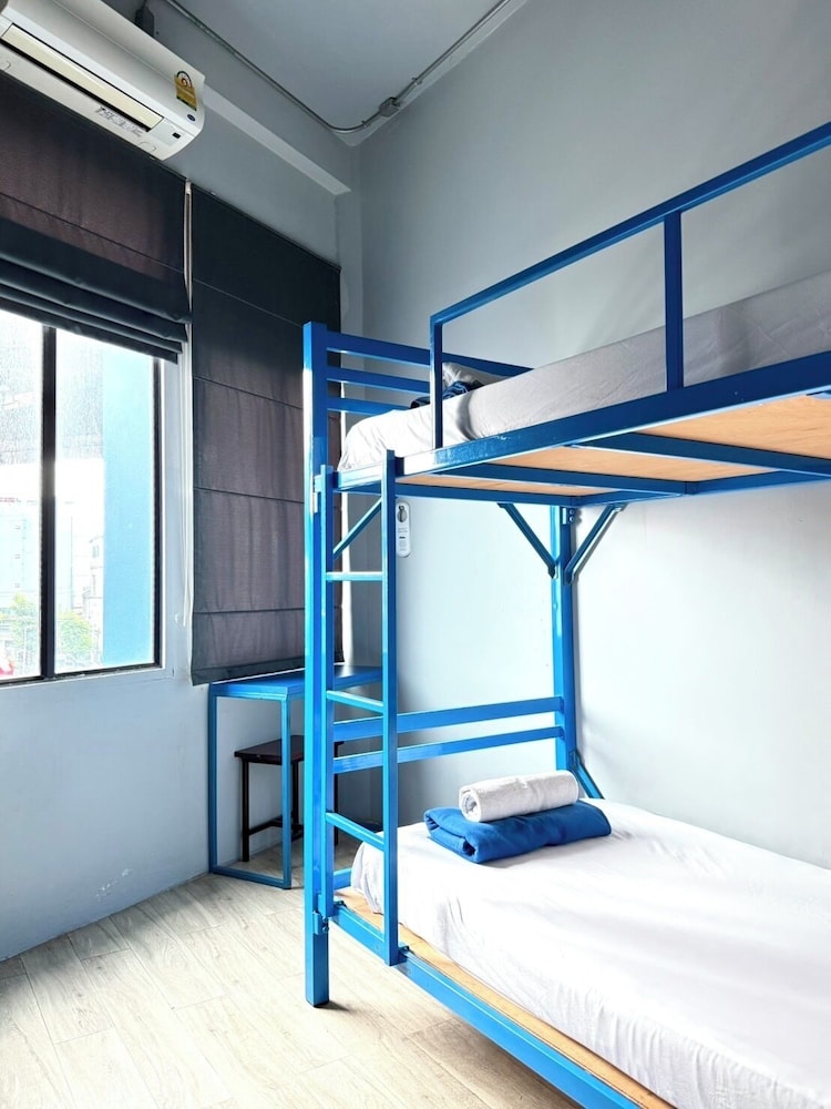 ROOM, TWIN BEDS