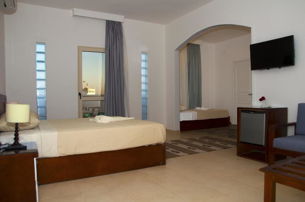 Elaria Hotel 8/68