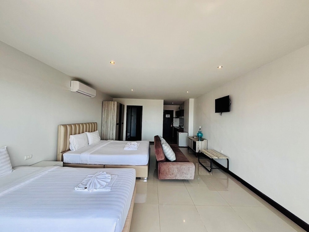 Deluxe, Triple, 1 Double and 1 Single Bed, Sea View