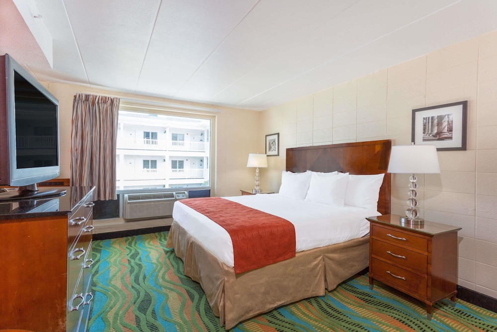 Howard Johnson by Wyndham Virginia Beach At The Beach 12/24