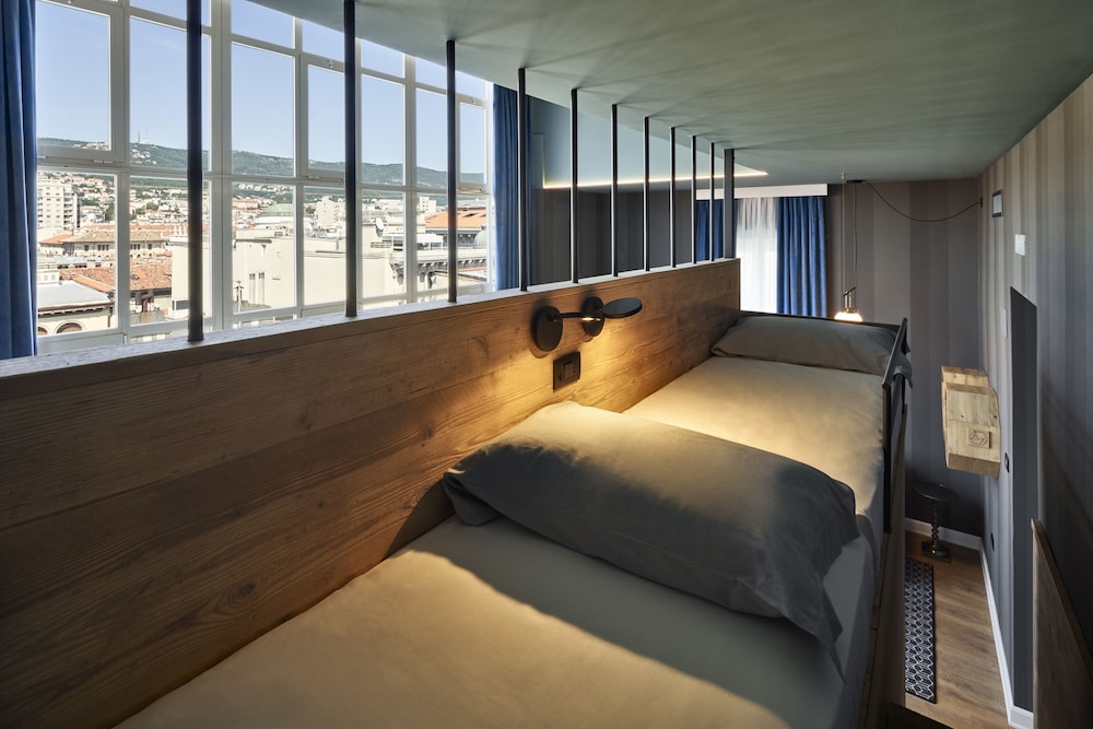 The Modernist Hotel 18/39