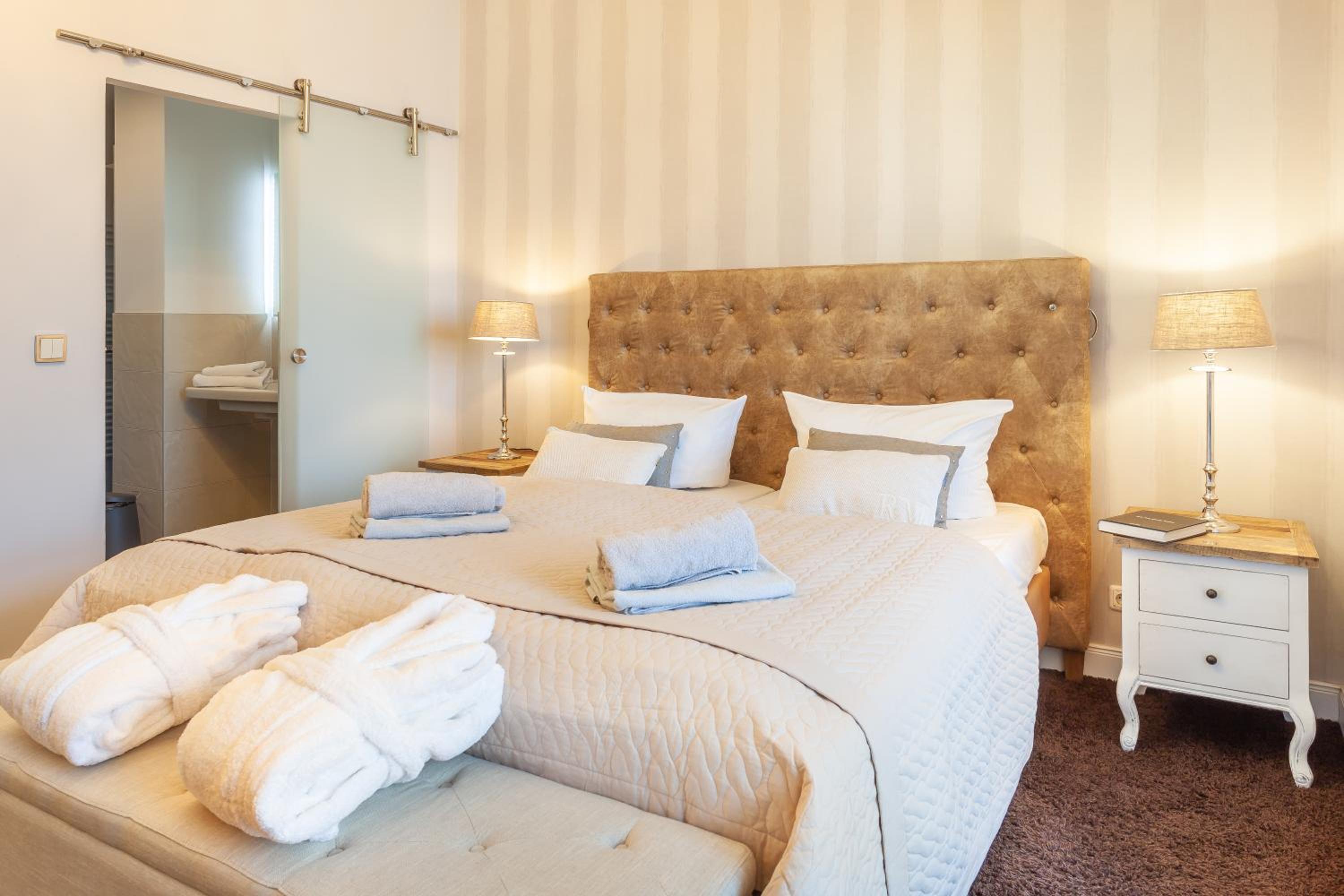 Deluxe, Double Bed