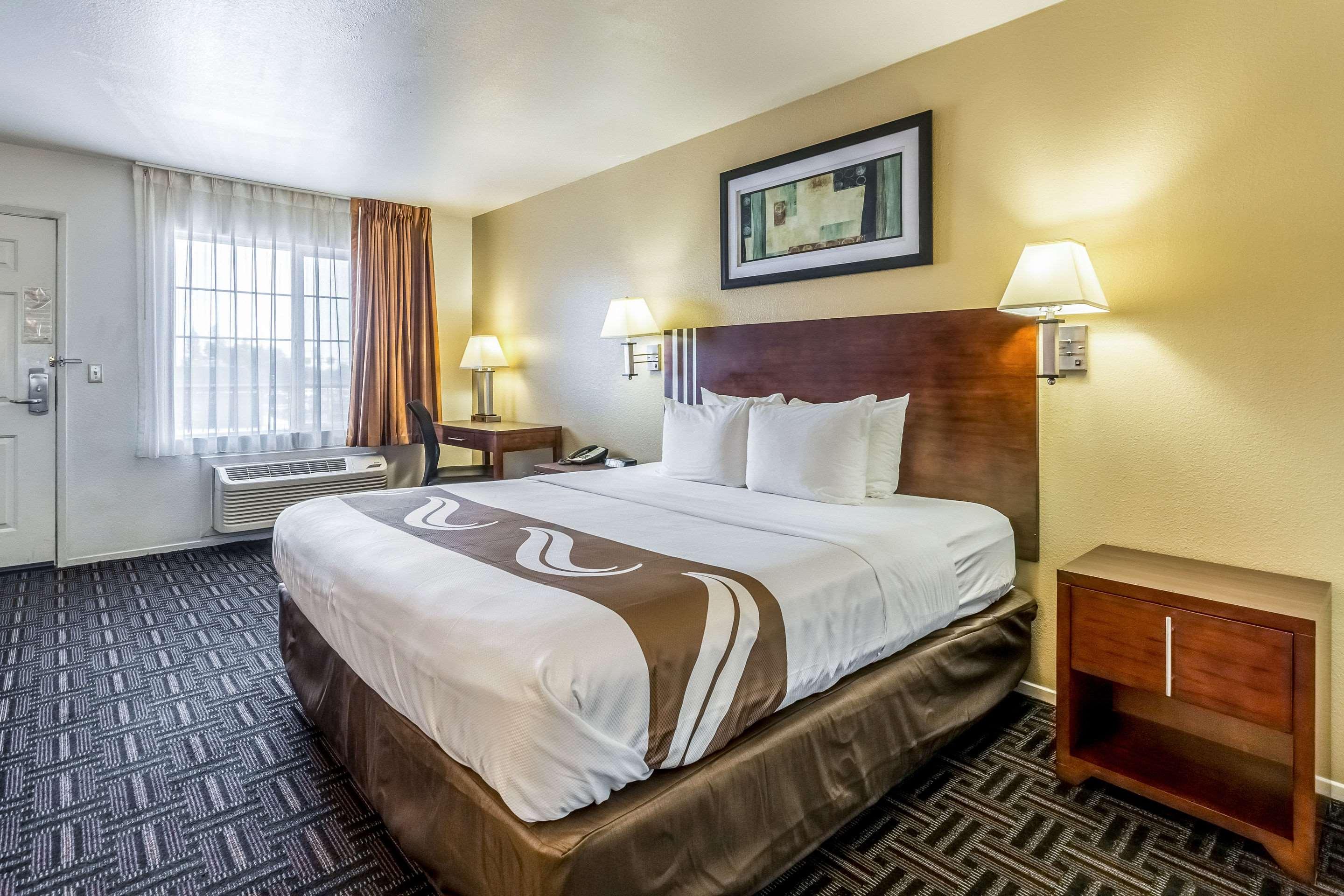 ROOM, KING BED