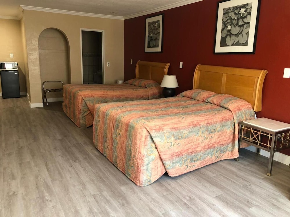 Aqua Inn Motel 15/28