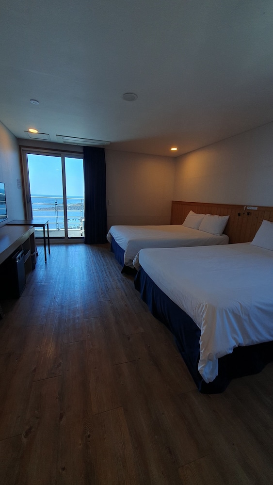 DELUXE, 2 QUEEN BEDS, OCEAN VIEW