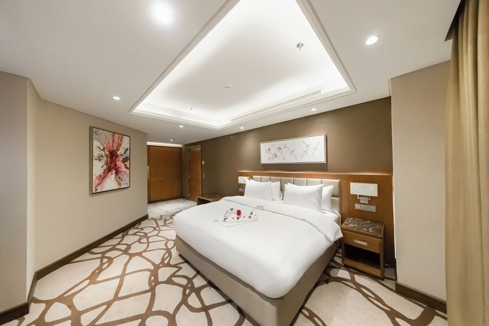 JUNIOR SUITE, KING BED
