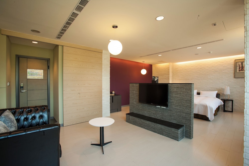 823-Tourist Hotel 10/64