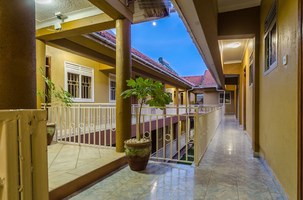 Victoria Travel Hotel 45/50