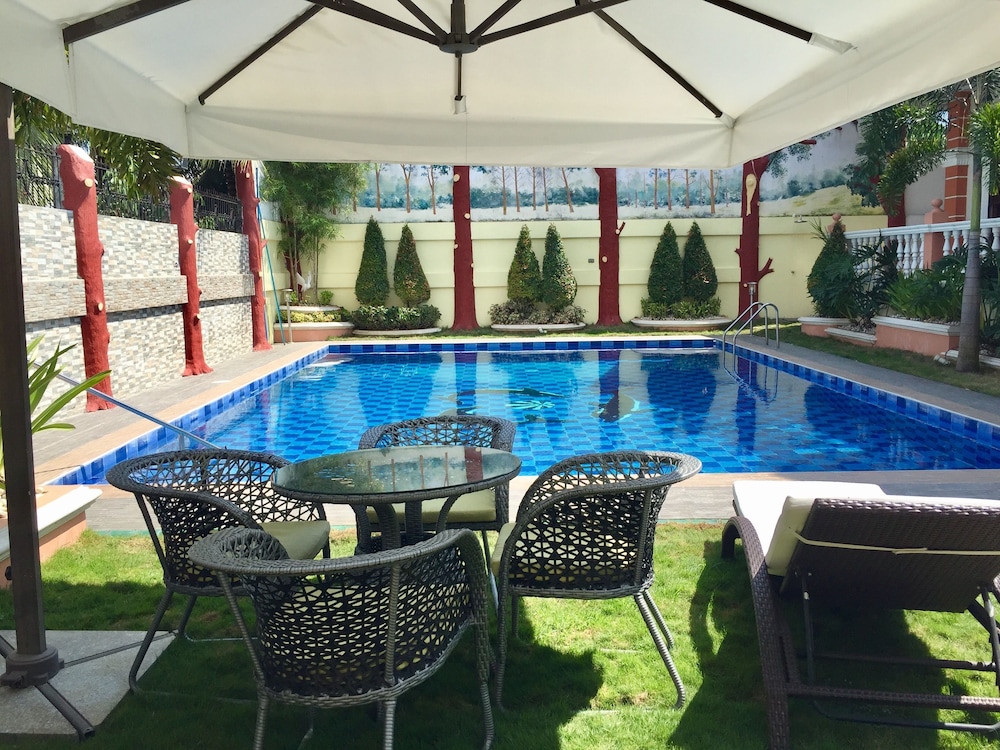 The Executive Villa Inn & Suites 36/60