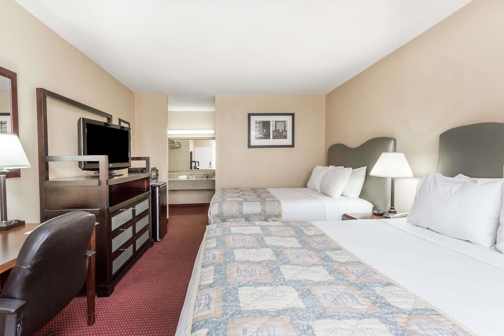Ramada by Wyndham Altamonte Springs Near I-4 10/39