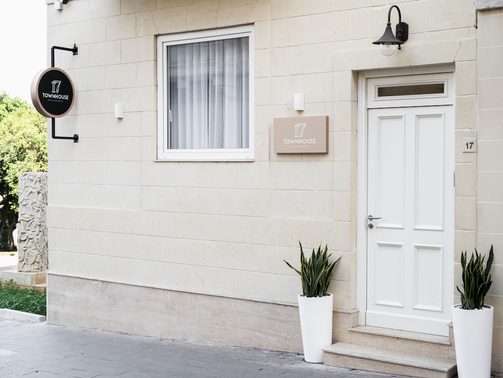 TOWNHOUSE 17 8/58