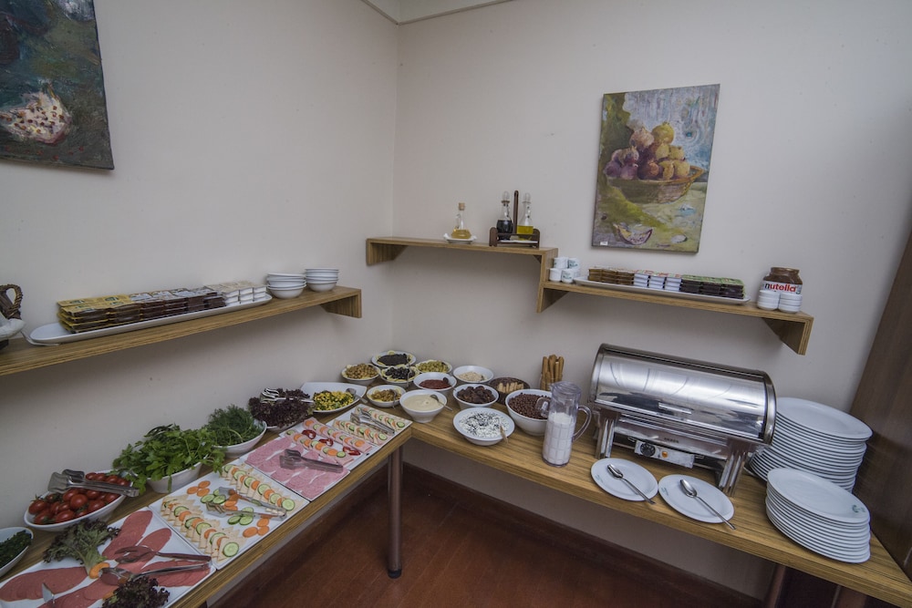 HHK Hotel 50/50