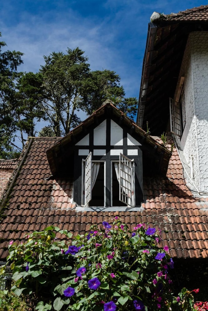 THE SMOKEHOUSE HOTEL 48/50