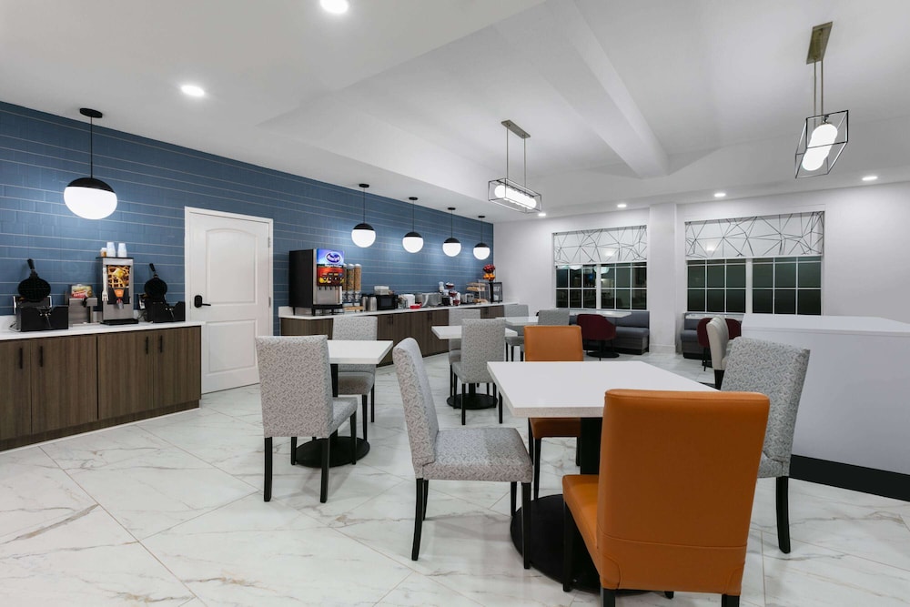 La Quinta Inn and Suites by Wyndham Ft. Worth - Burleson 42/53