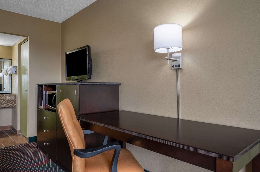 Super 8 by Wyndham Perrysburg - Toledo 26/28