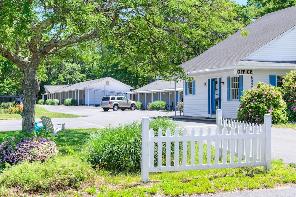 Blue Dolphin Inn 38/41