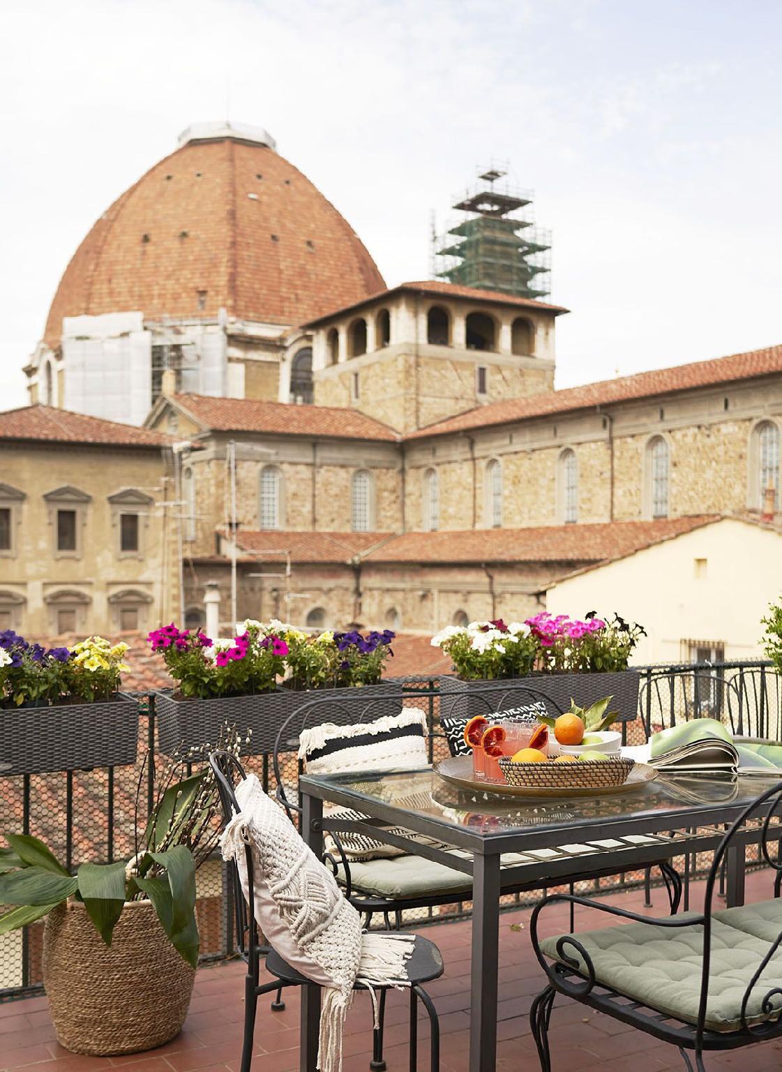 A Few Steps to The Duomo Beautiful 2BD Apt 50/50