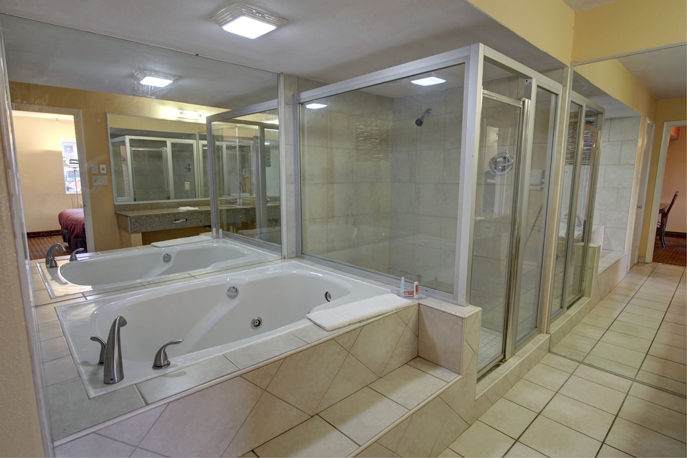 Econo Lodge at Military Circle 12/15