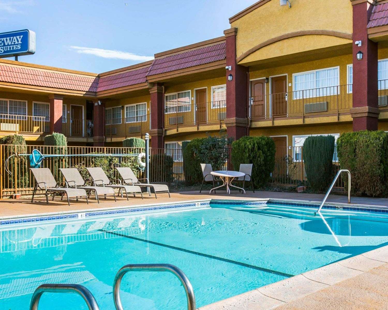 Rodeway Inn and Suites Corona 29/39