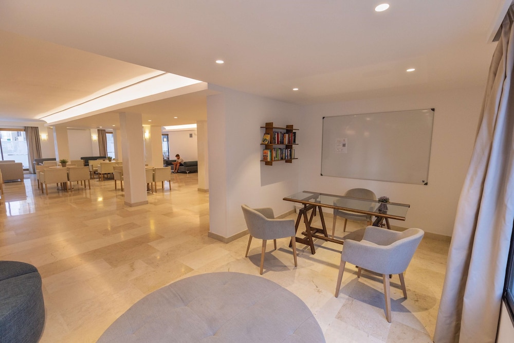 R2 Veronica Beach Hotel 36/48