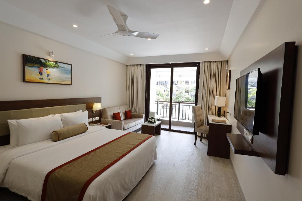 غرفة بسرير مزدوج بإطلالة على المسبح بشرفة، Sobit Sarovar Portico Goa 2/10